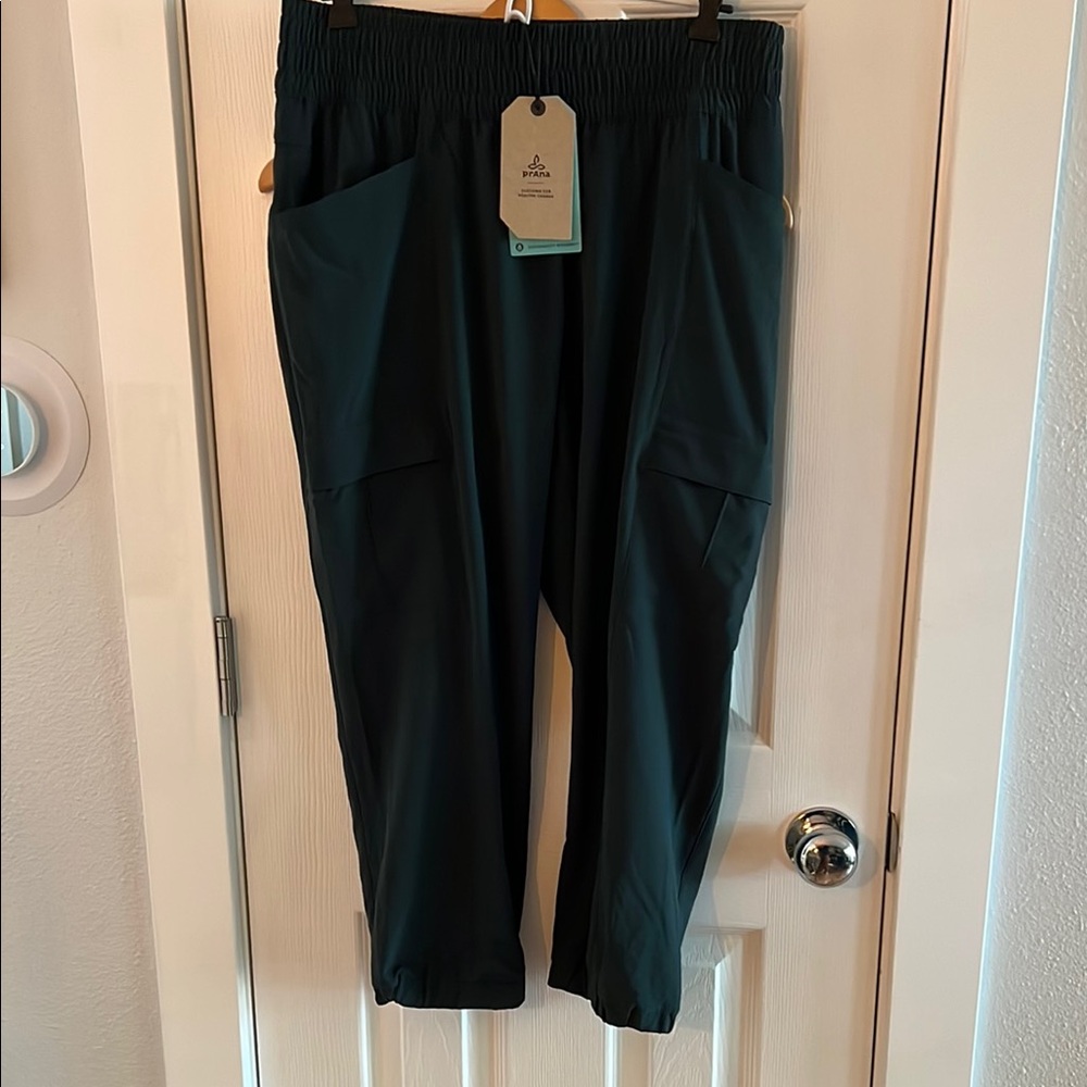 Prana Dark Green Kinetic Capris Pants
